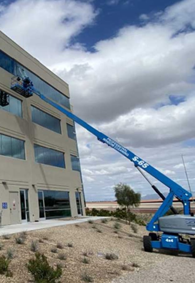 A blue lift on a building. Washing Windows services, commercial quebec. nettoyage de fenetre commercial, nacelle