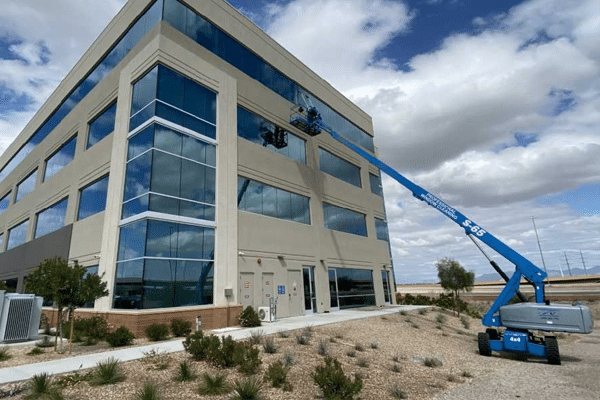 A blue lift on a building. Washing Windows services, commercial quebec. nettoyage de fenetre commercial, nacelle